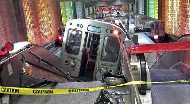 Chicago, treno della metro si schianta contro le scale mobili