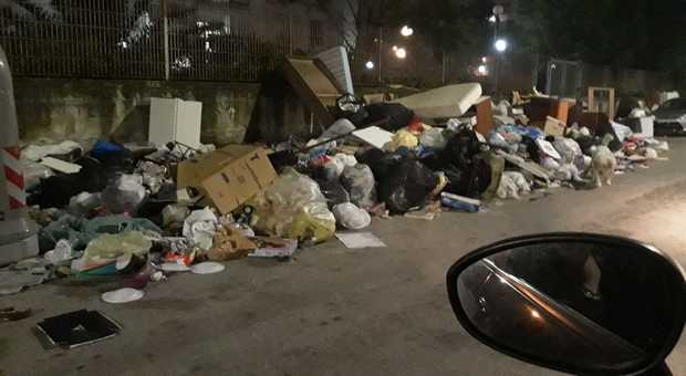 Emergenza rifiuti a Napoli, i bimbi di Bagnoli in corteo per chiedere strade pulite