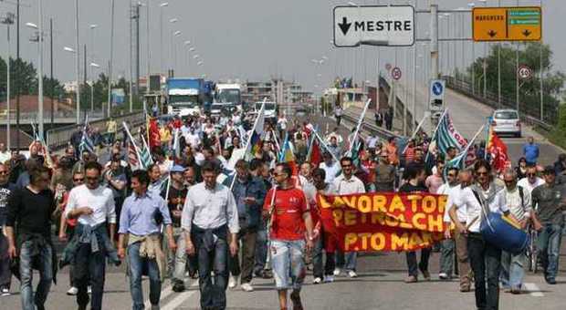 Lavoratori Eni in corteo fino a Venezia Lunedì si blocca il Ponte della Libertà