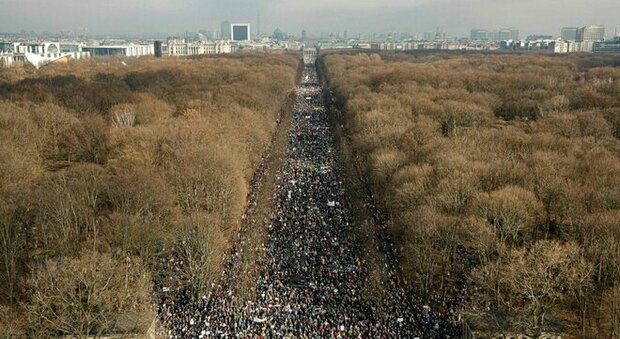 immagine Ucraina, a Berlino marea umana per la pace: mezzo milione di persone in piazza