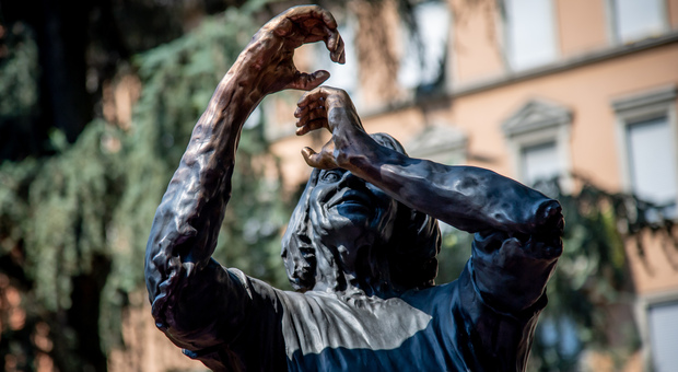 Milano, statua a Margherita Hack: inaugurata nel giorno dei suoi 100 anni, la prima a una scienziata
