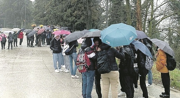 Infiltrazioni e scuola al freddo, gli studenti dell'Itis di Urbino scioperano: «In qualche aula solo 9 gradi»