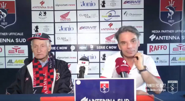 Taranto, mister Eziolino Capuano in conferenza stampa con un tifoso di 85 anni