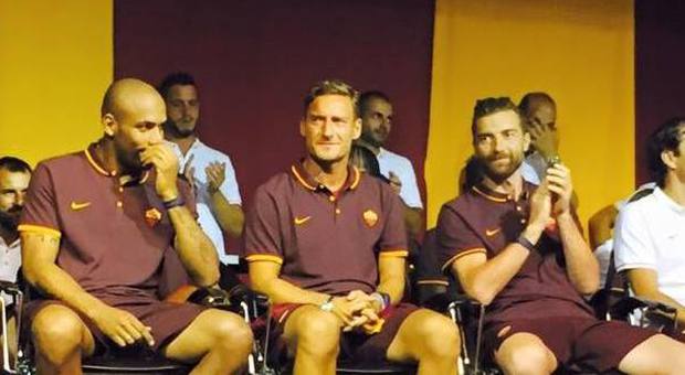 Roma, presentazione della squadra a Pinzolo. Asta benefica: Totti offre 10 mila euro per la sua maglia