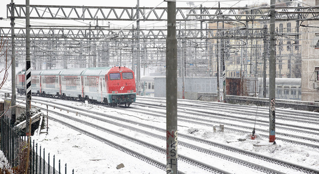 Neve e disagi. Trenitalia: collegamenti a rischio Enel: nelle Marche 20mila utenze senza corrente