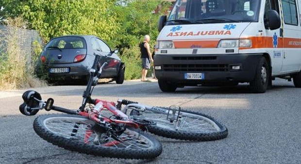 Giovane ciclista travolto da auto: soccorso dall'elicottero, è gravissimo