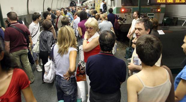 Roma-Viterbo, anziano in carrozzina issato sul treno da quattro ragazzi