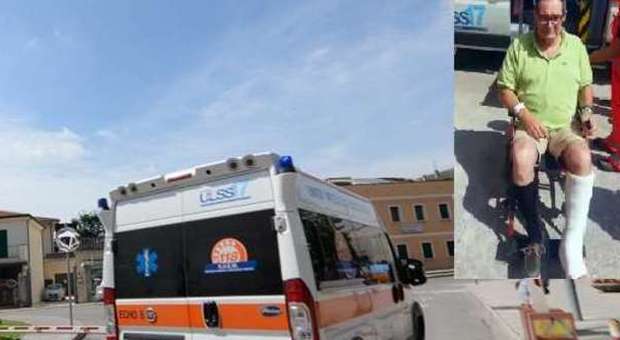 L'ambulanza davanti all'ospedale e Galan con il gesso (foto Sky Tg24)