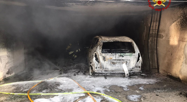 Incendio di 2 auto nel garage seminterrato: donna bloccata dal fumo
