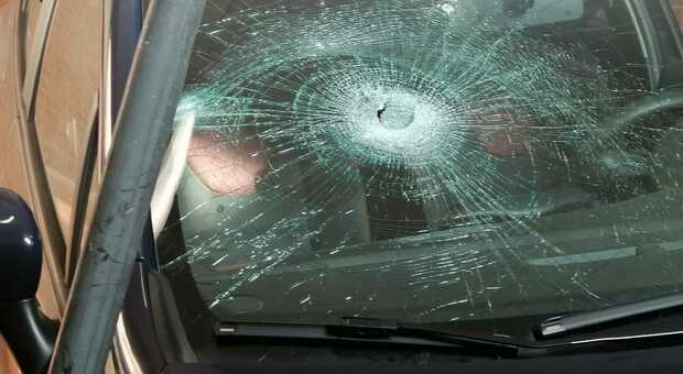 Roma, raptus di follia di un ghanese: con un palo danneggia 23 auto in sosta e distrugge la gazzella dei carabinieri