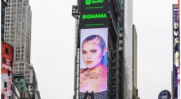 Big Mama sui maxi schermi di Times Square: «Mi hanno detto tieni la bocca chiusa e ho capito domina gli Usa»