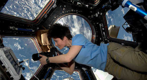 Samantha Cristoforetti fluttua nella cupola della stazione spaziale