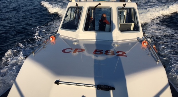 Rete non segnalata, pericolo per sub e barche: scatta il sequestro a Foce Sele