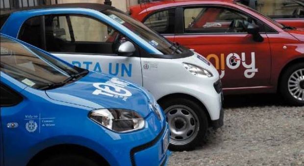 Sesso, cibo e traslochi: da Milano a Roma, ecco cosa accade nelle auto del car sharing