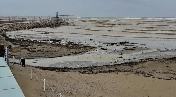 Le mareggiate hanno colpito duro C’è una distesa di rifiuti in spiaggia