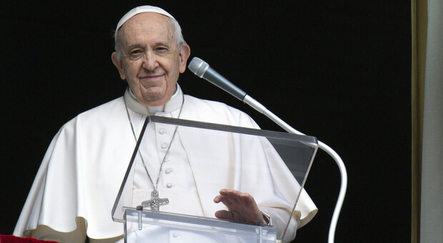 Papa Francesco all'Angelus: «Basta fratelli basta, le armi si fermino, non porteranno mai alla pace. Si soccorrano subito i feriti»