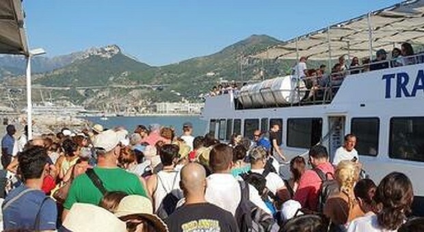 Passeggeri all'imbarco a Salerno