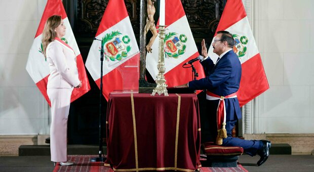 Perù, scandalo Rolex: la presidente Boluarte avvia il rimpasto di governo e sostituisce sei ministri di notte