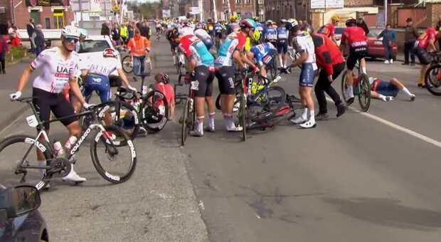 Parigi-Roubaix, maxi caduta dopo un'ora e mezza di corsa: Viviani trasportato in ospedale