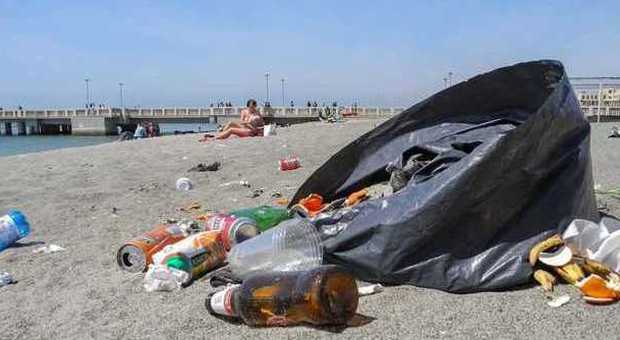 Ostia, coperte di rifiuti le spiagge accessibili dai nuovi varchi