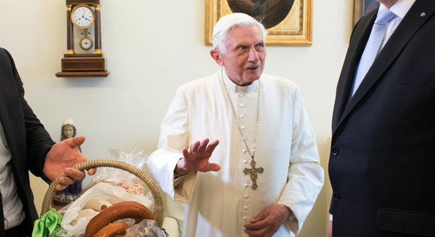 "Papa Ratzinger ha un apparecchio per chiedere aiuto in caso di malore"