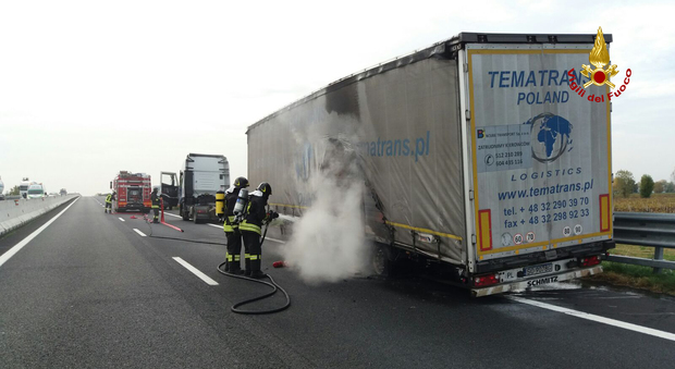 Paura in A4: camionista s'accorge dell'incendio del suo tir ed evita il caos