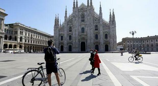 Milano, uomo armato sequestra vigilante nel Duomo e lo fa inginocchiare: bloccato straniero. Indaga l'antiterrorismo