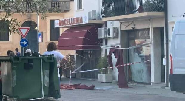 La macelleria colpita con l'ordigno rudimentale in piazza Martiri d'Ungheria