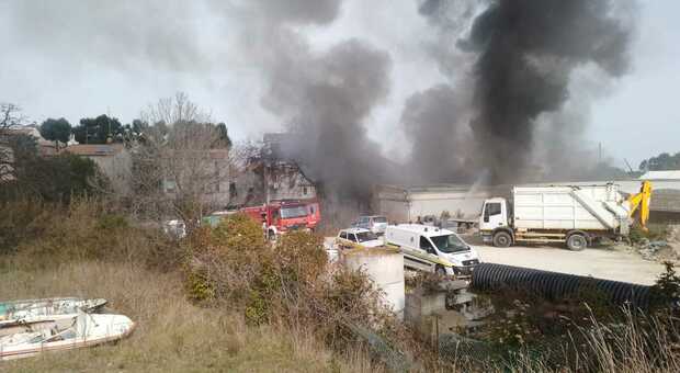 Fiamme dalla macchina spazzatrice, un incendio devasta l'autoparco comunale a Porto San Giorgio