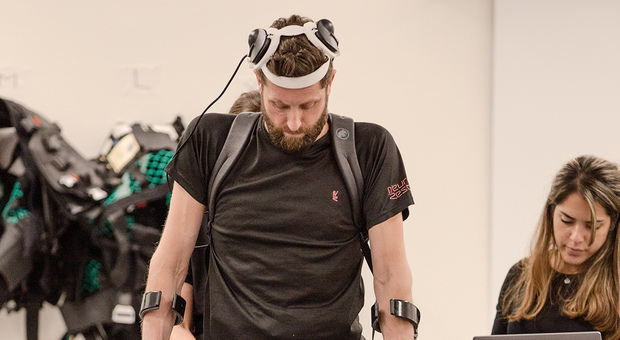 Paralizzato per 11 anni torna a camminare grazie a un "ponte digitale" tra cervello e midollo spinale
