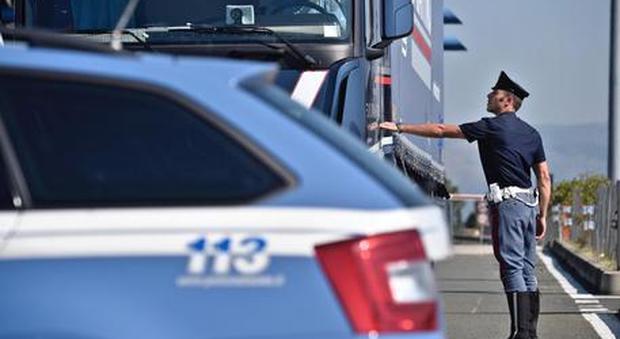 Polstrada ritrova in capannone pullman tedesco rubato: denunciati 2 serbi