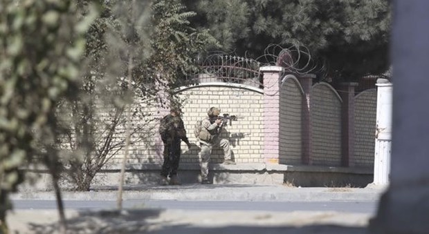 Kabul, commando Isisi irrompe in studi tv: «Uccise 20 persone», dipendenti in fuga