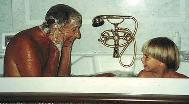 Mike Bongiorno, il tenero ricordo del figlio Leonardo: «In due in vasca non ci staremmo più»