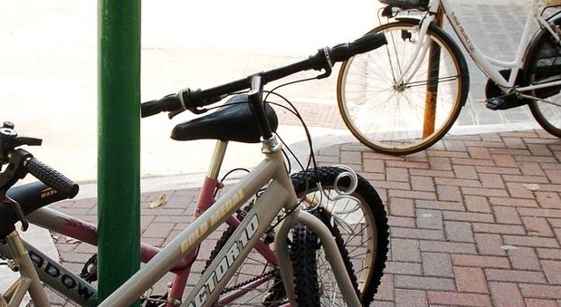 Pescara, chiede soldi per restituire la bici rubata: straniero arrestato