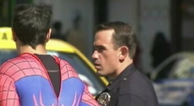 Rapinatore travestito da Uomo ragno accoltella un gelataio e aggredisce due poliziotti dopo una lunga fuga alla Garbatella