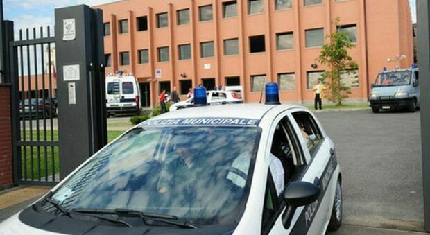 Livorno, inseguimento contromano della polizia: i vigili multano l'agente al volante
