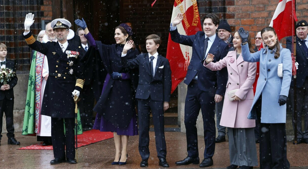 Re Frederik e regina Mary, matrimonio in crisi? La bandiera danese a mezz'asta riaccende le voci di una rottura