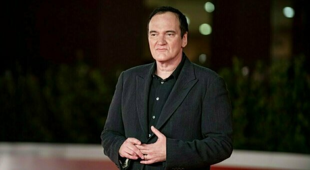 Tarantino, il decimo film (e ultimo) è a rischio: il regista «ha cestinato la sceneggiatura» e si affida a Brad Pitt Cosa succede