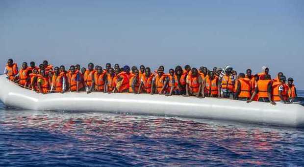 Migranti, quattro cadaveri su un gommone: soccorsi 112 profughi