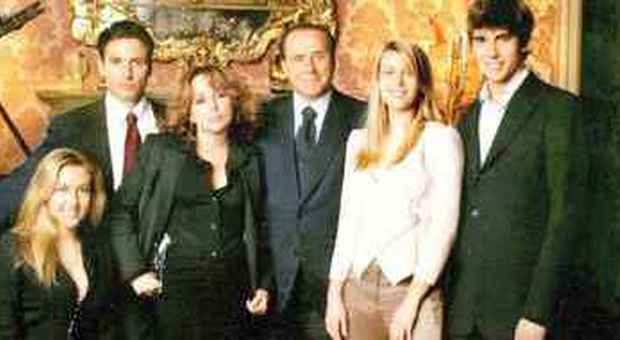 Da sinistra Eleonora, Piersilvio, Marina, Barbara e Luigi Berlusconi con il padre