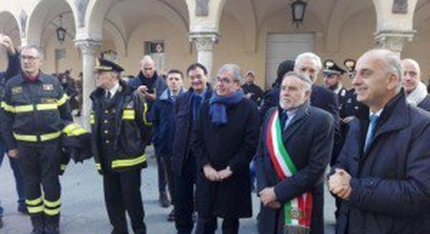 Momento della cerimonia a Cascia, in primo piano il sindaco Emili e il sottosegretario Bocci