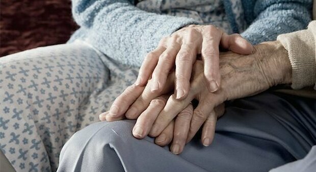 Anziani sposati da 63 anni muoiono lo stesso giorno a un'ora di distanza