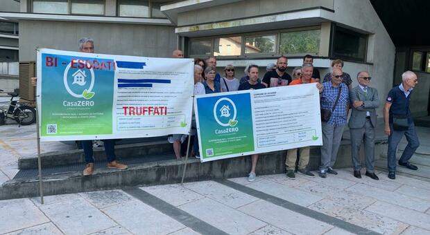 Il presidio di alcuni clienti di Casa Zero all'esterno del tribunale di Treviso