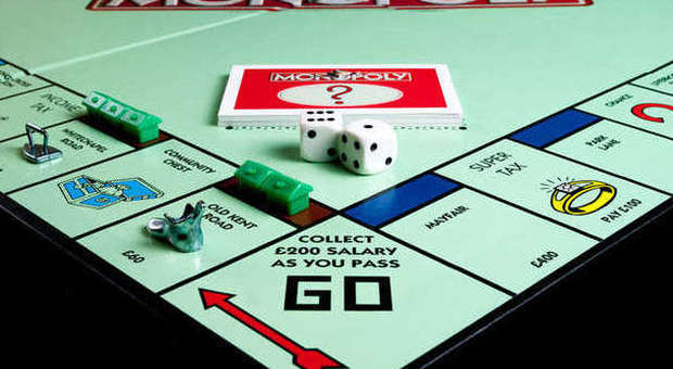 Gioca al Monopoli con il fidanzato, scopre una casella che si muove. E le cambia la vita