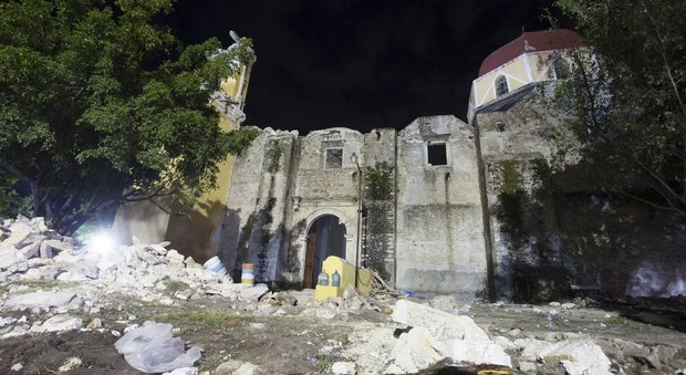 Terremoto in Messico, chiesa crolla durante battesimo: 11 morti fra cui il neonato