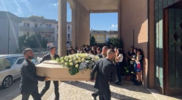 Il funerale del giovane annegato a 14 anni
