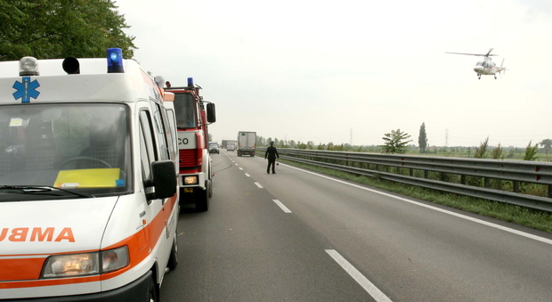 Incidente in Romea: scontro tra due camion e una Smart