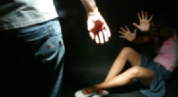 Bambina violentata dal branco di minorenni a Napoli, abusi ripresi in un video con i telefonini