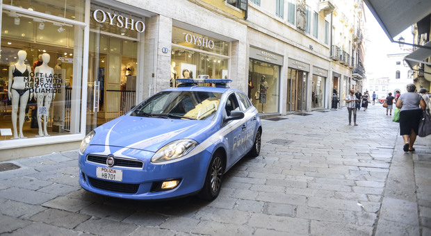 Bottigliata in testa durante la rapina: aggressione choc in centro a Padova