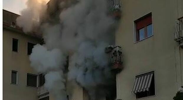 San Sebastiano: divampa l'incendio in un appartamento, uomo salvato
